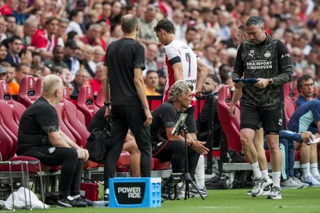 EINDHOVEN - Ruben van Bommel of PSV Eindhoven leaves the field with an injury during the friendly match between PSV Eindhoven and Athletic Club Bilbao at Phillips Stadium on July 26, 2025 in Eindhoven, Netherlands. ANP TOBIAS KLEUVER Pre-Season Friendly 2025-2026 xVIxANPxSportx xxANPxIVx 532268661 originalFilename: 532268661