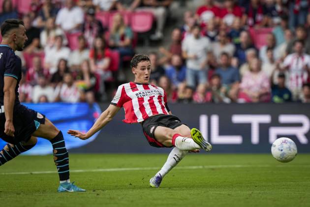 EINDHOVEN - Ruben van Bommel of PSV Eindhoven shoots on goal during the friendly match between PSV Eindhoven and Athletic Club Bilbao at Phillips Stadium on July 26, 2025 in Eindhoven, Netherlands. ANP TOBIAS KLEUVER Pre-Season Friendly 2025-2026 xVIxANPxSportx xxANPxIVx 532279911 originalFilename: 532279911