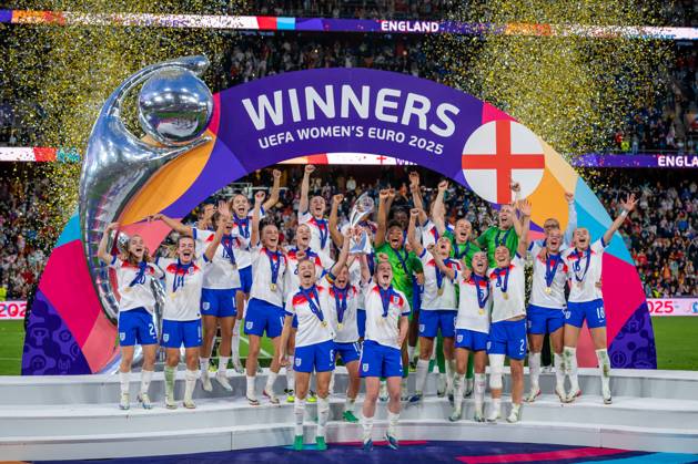 UEFA Womens Euro 2025 Finale: England – Spanien; 27.07.2025 Die englischen Spielerinnen feiern den Sieg nach dem Finale. England gewinnt die Europameisterschaft 2025 in der Schweiz nach Elfmeterschießen gegen Spanien. Hannah Hampton (1; England), Lucy Bronze (2; England), Niamh Charles (3; England), Keira Walsh (4; England), Alex Greenwood (5; England), Leah Williamson (6; England), Lauren James (7; England), Georgia Stanway (8; England), Beth Mead (9; England), Ella Toone (10; England), Lauren Hemp (11; England), Maya Le Tissier (12; England), Anna Moorhouse (13; England), Grace Clinton (14; England), Esme Morgan (15; England), Jessica Carter (16; England), Michelle Agyemang (17; England), Chloe Kelly (18; England), Agnes Beever-Jones (19; England), Jessica Park (20; England), Khiara Keating (21; England), Lotte Wubben-Moy (22; England) und Alessia Russo (23; England) feiern den Sieg bei der UEFA Womens Euro 2025 UEFA Womens Euro 2025 Finale: England – Spanien; Basel, St. Jakob-Park, 27.07.2025 UEFA Womens Euro 2025 Finale: England – Spanien; Basel, St. Jakob-Park, 27.07.2025 Copyright: xBEAUTIFULxSPORTS Gelhardtx