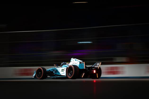 2025 FORMULA E LONDON ePRIX 23 ROWLAND Oliver (gbr), Nissan Formula E Team, Nissan e-4ORCE 05, action during the London ePrix, 15th and 16th round of the 2024-25 ABB FIA Formula E World Championship, WM, Weltmeisterschaft on the ExCel London Circuit from July 25 to 27, 2025 in London, United Kingdom - LondonUnited Kingdom Copyright: xAndrà xFerreirax