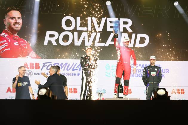 2025 FORMULA E LONDON ePRIX ROWLAND Oliver (gbr), Nissan Formula E Team, Nissan e-4ORCE, portrait, podium during the London ePrix, 15th and 16th round of the 2024-25 ABB FIA Formula E World Championship, WM, Weltmeisterschaft on the ExCel London Circuit from July 25 to 27, 2025 in London, United Kingdom - LondonUnited Kingdom Copyright: xAndrà xFerreirax