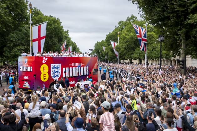 Lionesses Victory Parade The Lionesses Victory Parade passes along the Mall during the England Women s team victory parade on The Mall in London, England. The England Womens team defeated the Spain Womens team on Sunday 27th to retain the UEFA European Women s Championship. UK Newspapers OUT Copyright: xBenjaminxGilbertx FIL-22016-0001