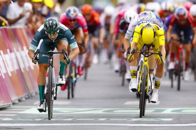 Tour de France Femmes 2025 - stage 4 Tour de France Femmes 2025 - 4th Edition - 4th stage Saumur - Poitiers 130,7 Km - 29 07 2025 - Lorena Wiebes (NED - Team SD Worx - Protime) - Marianne Vos (NED - Team Visma - Lease a Bike) - photo Rafa Gomez SprintCyclingAgency 2025 Poitiers France  Copyright: xRafaxGomezx xSprintcyclingagencyx