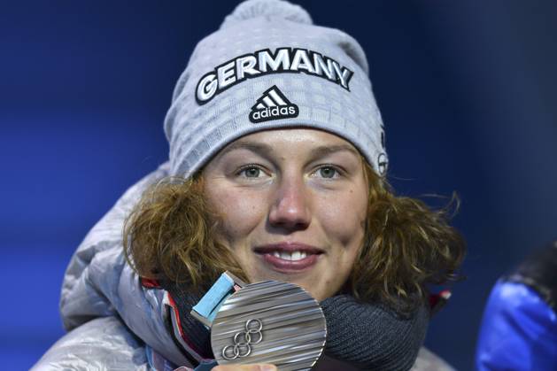 Zum tragischen Tod von Laura DAHLMEIER bei Bergunglueck in Pakistan: ARCHIVFOTO; Laura DAHLMEIER (GER) 3. Platz, Bronze, Bronzemedaille, Bronzemedaillengewinnerin, Jubel,Freude,Begeisterung, Biathlon,15 km Einzel der Frauen,Siegerehrung,Victory Ceremony,PyeongChang Olympic Medals Plaza am 16.02.2018. Olympische Winterspiele 2018, vom 09.02. - 25.02.2018 in PyeongChang Suedkorea. Â