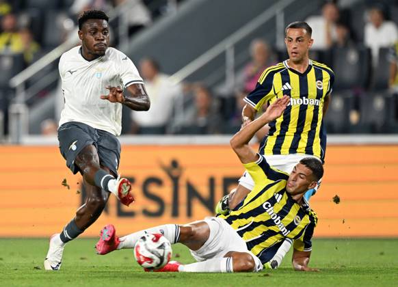 Fenerbahce v Lazio - Friendly match ISTANBUL, TURKIYE - JULY 30: Mert Muldur (R) of Fenerbahce in action against Oluwafisayo Dele-Bashiru (L) of Lazio during a friendly match against Lazio at Chobani Stadium in Istanbul, Turkiye, on July 30, 2025. Ali Atmaca Anadolu Istanbul Turkey. Editorial use only. Please get in touch for any other usage. Copyright: x2025xAnadoluxAlixAtmacax