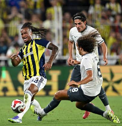 Fenerbahce v Lazio - Friendly match ISTANBUL, TURKIYE - JULY 30: Archie Brown (33) of Fenerbahce in action against Matteo Guendouzi (8) of Lazio during a friendly match against Lazio at Chobani Stadium in Istanbul, Turkiye, on July 30, 2025. Ali Atmaca Anadolu Istanbul Turkey. Editorial use only. Please get in touch for any other usage. Copyright: x2025xAnadoluxAlixAtmacax