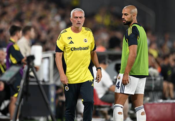 Fenerbahce v Lazio - Friendly match ISTANBUL, TURKIYE - JULY 30: Fenerbahce head coach Jose Mourinho gives instructions to his players during a friendly match against Lazio at Chobani Stadium in Istanbul, Turkiye, on July 30, 2025. Ali Atmaca Anadolu Istanbul Turkey. Editorial use only. Please get in touch for any other usage. Copyright: x2025xAnadoluxAlixAtmacax
