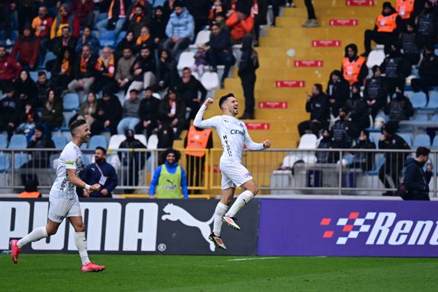 Kasimpasa v Galatasaray - Turkish Super Lig ISTANBUL, TURKIYE - MARCH 02: Josip Brekalo (R) of Kasimpasa celebrates after scoring a goal during the Turkish Super Lig week 26 football match between Kasimpasa and Galatasaray in Istanbul, Turkiye on March 02, 2025. Istanbul Turkey. Editorial use only. Please get in touch for any other usage. Copyright: x2025xAnadoluxAbdülhamidxHoÅübaÅüx