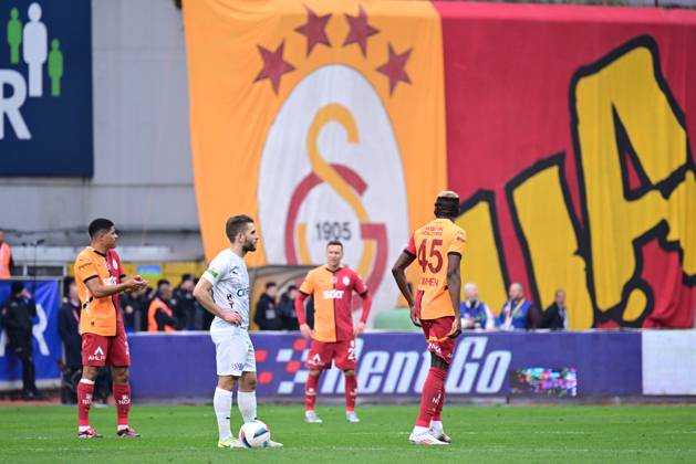 Kasimpasa v Galatasaray - Turkish Super Lig ISTANBUL, TURKIYE - MARCH 02: Players of Galatasaray react during the Turkish Super Lig week 26 football match between Kasimpasa and Galatasaray in Istanbul, Turkiye on March 02, 2025. Istanbul Turkey. Editorial use only. Please get in touch for any other usage. Copyright: x2025xAnadoluxAbdülhamidxHoÅübaÅüx