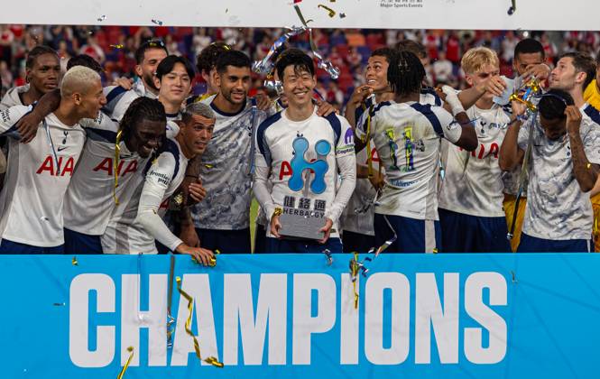 Football - Pre-Season - Arsenal FC v Tottenham Houspur FC HONG KONG - Thursday, July 31, 2025: Tottenham Hotspur s Tottenham Hotspur s Son Heung-min celebrates with the trophy after the Hong Kong Football Festival 2025 pre-season match between Arsenal FC and Tottenham Houspur FC at the Kai Tak Stadium. Tottenham won 1-0. (Photo by David Rawcliffe Propaganda) HONG KONG Kai Tak Stadium HONG KONG CHINA  Copyright: xPropagandaxPhotoxAgencyx P2025-07-31-Arsenal_Tottenham_Hong_Kong-83