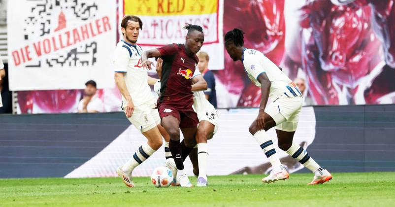 RB Leipzig - Bergamo Testspiel Leipzig, 02.08.2025, Red Bull Arena, Fußball, Testspiel , RB Leipzig vs. Atalanta Bergamo , Im Bild von links; Marten de Roon (15, Bergamo), Yan Diomande (49, RB Leipzig), Ederson (13, Bergamo), Odilon Kossounou (3, Bergamo). , Nur zur redaktionellen Nutzung. Only editorial use. , DFL DFB regulations prohibit any use of photographs as image sequences and or quasi-video. ,