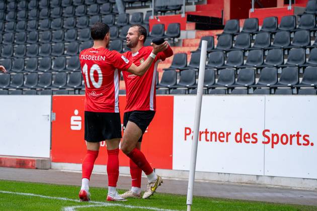 Fabian Eisele (SG Sonnenhof Großaspach, 23) jubelt über sein 1:0 mit Mert Tasdelen (SG Sonnenhof Großaspach, 10), SG Sonnenhof Großaspach vs. TSG Balingen, Fussball, Regionalliga Südwest, 1. Spieltag, Saison 2025 2026, 02.08.2025 SG Sonnenhof Großaspach vs. TSG Balingen, Fussball, Regionalliga Südwest, 1. Spieltag, Saison 2025 2026, 02.08.2025 Aspach Copyright: xEibner-Pressefoto PhilipxZieglerx EP_PZR