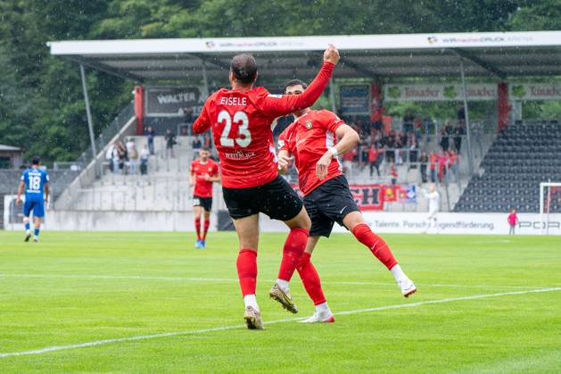Fabian Eisele (SG Sonnenhof Großaspach, 23) jubelt über sein 1:0 mit Mert Tasdelen (SG Sonnenhof Großaspach, 10), SG Sonnenhof Großaspach vs. TSG Balingen, Fussball, Regionalliga Südwest, 1. Spieltag, Saison 2025 2026, 02.08.2025 SG Sonnenhof Großaspach vs. TSG Balingen, Fussball, Regionalliga Südwest, 1. Spieltag, Saison 2025 2026, 02.08.2025 Aspach Copyright: xEibner-Pressefoto PhilipxZieglerx EP_PZR