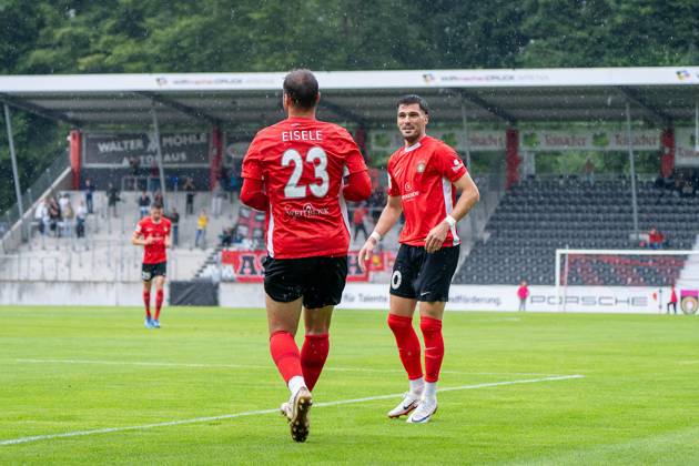 Fabian Eisele (SG Sonnenhof Großaspach, 23) jubelt über sein 1:0 mit Mert Tasdelen (SG Sonnenhof Großaspach, 10), SG Sonnenhof Großaspach vs. TSG Balingen, Fussball, Regionalliga Südwest, 1. Spieltag, Saison 2025 2026, 02.08.2025 SG Sonnenhof Großaspach vs. TSG Balingen, Fussball, Regionalliga Südwest, 1. Spieltag, Saison 2025 2026, 02.08.2025 Aspach Copyright: xEibner-Pressefoto PhilipxZieglerx EP_PZR