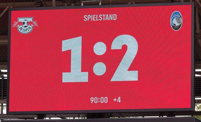 RB Leipzig - Bergamo Testspiel Leipzig, 02.08.2025, Red Bull Arena, Fußball, Testspiel , RB Leipzig (DEU) vs. Atalanta Bergamo (ITA) 1:2 (1:0) , Im Bild: Endresultat auf der Anzeigetafel ,
