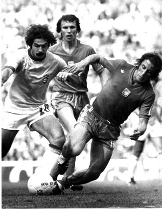 Fussballweltmeisterschaft Spiel um Platz drei Polen - Brasilien 1:0 (0:0) U.B.z. v.l. Rivelino (BRA), Kasperczak und Musial (beide POL) 06.07.1974 in Muenchen (Olympiastadion) - Deutschland