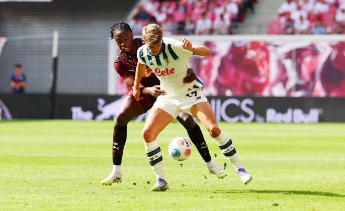 RB Leipzig - Bergamo Testspiel Leipzig, 02.08.2025, Red Bull Arena, Fußball, Testspiel , RB Leipzig (DEU) vs. Atalanta Bergamo (ITA) 1:2 (1:0) , Im Bild: Charles De Ketelaere (17, Bergamo) vor El Chadaille Bitshiabu (5, RB Leipzig) ,
