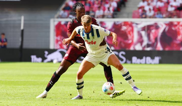 RB Leipzig - Bergamo Testspiel Leipzig, 02.08.2025, Red Bull Arena, Fußball, Testspiel , RB Leipzig (DEU) vs. Atalanta Bergamo (ITA) 1:2 (1:0) , Im Bild: Charles De Ketelaere (17, Bergamo) vor El Chadaille Bitshiabu (5, RB Leipzig) ,