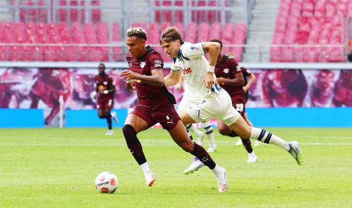 RB Leipzig - Bergamo Testspiel Leipzig, 02.08.2025, Red Bull Arena, Fußball, Testspiel , RB Leipzig (DEU) vs. Atalanta Bergamo (ITA) 1:2 (1:0) , Im Bild v.l.: Antonio Nusa (7, RB Leipzig) und Marco Palestra (27, Bergamo) ,