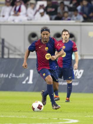 Legends of El Clasico: Real Madrid v Barcelona DOHA, QATAR - NOV 28: Barcelona s legend Ronaldinho competes in the Legends El Clasico football match between Real Madrid and Barcelona at the Khalifa International Stadium in Doha, Qatar on November 28, 2024. Doha Qatar. Editorial use only. Please get in touch for any other usage.  Copyright: x2025xAnadoluxMohammedxDabbousx