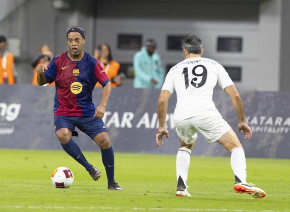 Legends of El Clasico: Real Madrid v Barcelona DOHA, QATAR - NOV 28: Barcelona s legend Ronaldinho competes in the Legends El Clasico football match between Real Madrid and Barcelona at the Khalifa International Stadium in Doha, Qatar on November 28, 2024. Doha Qatar. Editorial use only. Please get in touch for any other usage.  Copyright: x2025xAnadoluxMohammedxDabbousx