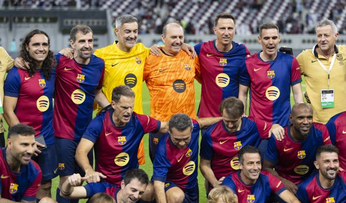 Legends of El Clasico: Real Madrid v Barcelona DOHA, QATAR - NOV 28: Barcelona s legends pose for a picture with the trophy after winning the Legends El Clasico football match between Real Madrid and Barcelona at the Khalifa International Stadium in Doha, Qatar on November 28, 2024. Doha Qatar. Editorial use only. Please get in touch for any other usage.  Copyright: x2025xAnadoluxMohammedxDabbousx