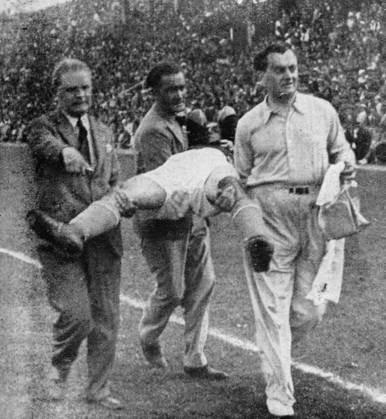 Fussballweltmeisterschaft in Italien Endspiel Italien - Tschechoslowakei 2:1 n.V. (1:1, 0:0) B.z. der verletzte Tschechoslowake Antonin Puc wird vom Platz getragen. 10.06.1934 in Rom (Parteistadion) - Italien -Archiv