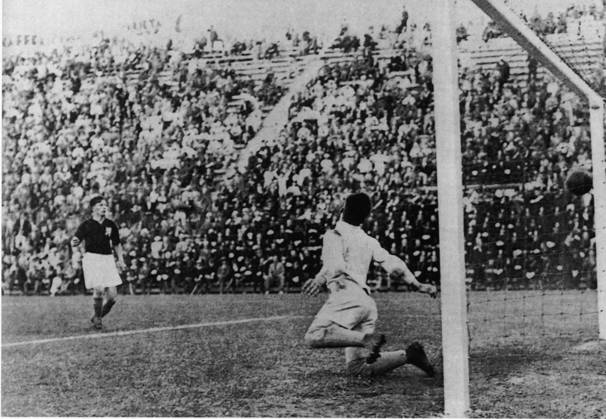 Fussballweltmeisterschaft in Italien Endspiel Italien - Tschechoslowakei 2:1 n.V. (1:1, 0:0) B.z. Angelo Schiavio (n.i.B. ITA) erzielt hier den Siegtreffer, dem Torwart Frantisek Planicka (rechts TCH) und Josef Kostalek (links TCH) nur noch nachschauen koennen. 10.06.1934 in Rom (Parteistadion) - Italien -Archiv
