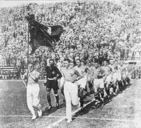 Fussballweltmeisterschaft in Italien Endspiel Italien - Tschechoslowakei 2:1 n.V. (0:0, 1:1) B.z. die Azurri (Italiener) laufen mit wehenden Fahnen ins Stadion ein. 10.06.1934 in Rom (Parteistadion) - Italien -Archiv