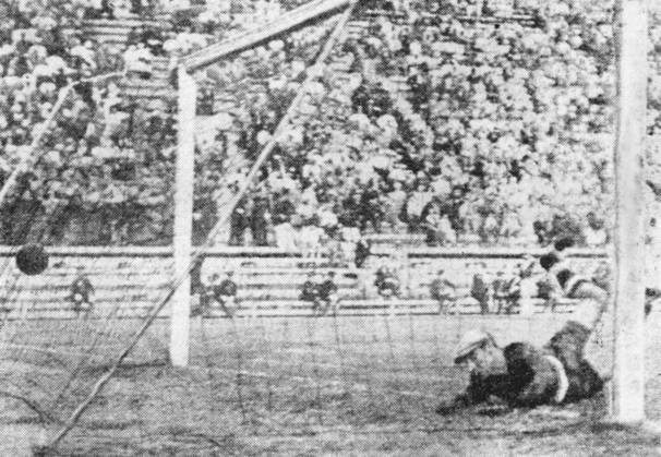 Fussballweltmeisterschaft in Italien Endspiel Italien - Tschechoslowakei 2:1 n.V. (0:0, 1:1) B.z. Torwart Combi (ITA) hat hier nur noch das Nachsehen als der Ball von Antonin Puc (n.i.B. TCH) ins Netz geht. 10.06.1934 in Rom (Parteistadion) - Italien -Archiv