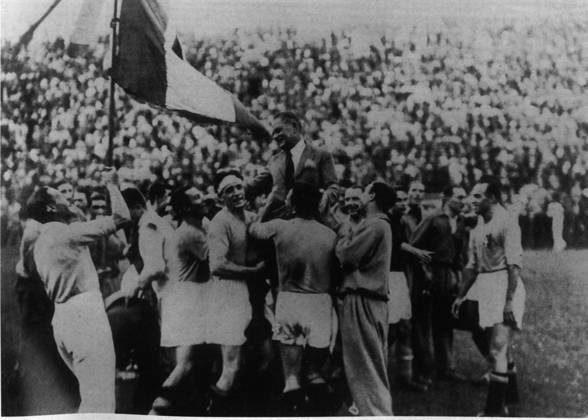 Fussballweltmeisterschaft in Italien Endspiel Italien - Tschechoslowakei 2:1 n.V. (0:0, 1:1) B.z. die Italiener tragen ihren Trainer Pozzo nach dem Sieg auf den Schultern. 10.06.1934 in Rom (Parteistadion) - Italien -Archiv