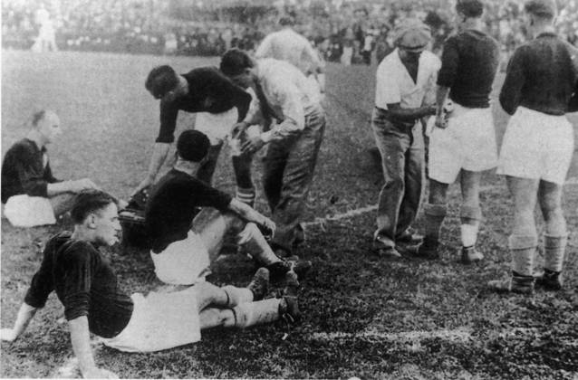 Fussballweltmeisterschaft in Italien Endspiel Italien - Tschechoslowakei 2:1 n.V. (0:0, 1:1) Pause vor der Verlaengerung. B.z. die tschechoslowakischen Betreuer behandeln und ermuntern die Spieler bevor es in die Verlaengerung geht. 10.06.1934 in Rom (Parteistadion) - Italien -Archiv