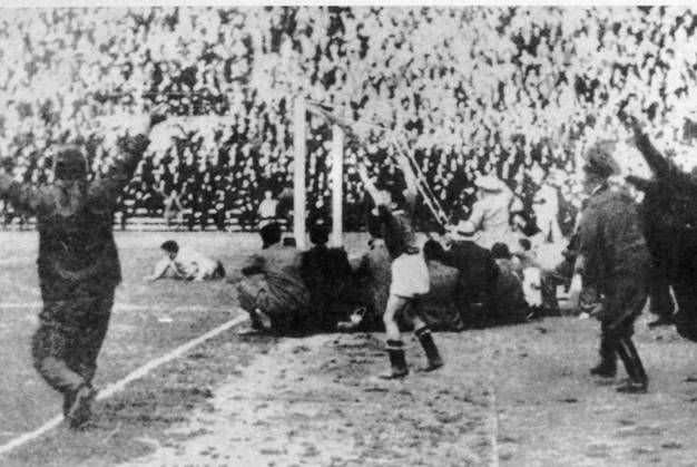 Fussballweltmeisterschaft in Italien Endspiel Italien - Tschechoslowakei 2:1 n.V. (0:0, 1:1) B.z. Riesenjubel bei den italienischen Fans und ein niedergeschlagener Torwart Frantisek Planicka (links hinten am Boden TCH). 10.06.1934 in Rom (Parteistadion) - Italien -Archiv