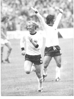 Fussballweltmeisterschaft Endspiel Deutschland - Holland 2:1 (2:1) U.B.z. Gerd Mueller (hinten) und Berti Vogts (beide GER) freuen sich ueber ein Tor. 07.07.1974 in Muenchen (Olympiastadion) - Deutschland