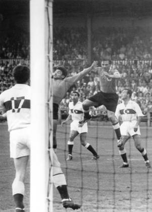 Fussballweltmeisterschaft in der Schweiz Finalrunde Gruppe 2 (2. Spiel) Deutschland - Tuerkei 7:2 (3:1) U.B.z. v.l. Torwart Suekrue (Mitte links TUR) verpasst hier eine Flanke, die Max Morlock (Mitte rechts GER) fuer einen Kopfball Richtung Tor nutzt. Auf der Linie kann aber Aussenlaeufer Naci (17 TUR) retten. 23.06.1954 in Zuerich (Hardturm-Stadion) - Schweiz
