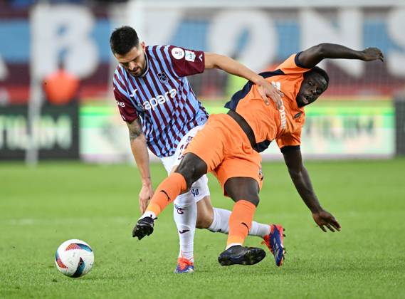 Trabzonspor v Basaksehir - Turkish Super Lig TRABZON, TURKIYE - OCTOBER 19: Okay Yokuslu (L) of Trabzonspor in action during the Turkish Super Lig week 9th match between Trabzonspor and Basaksehir at Papara Park in Trabzon, Turkiye on October 19, 2024. Trabzon Turkey. Editorial use only. Please get in touch for any other usage.  Copyright: x2025xAnadoluxHakanxBurakxAltunözx