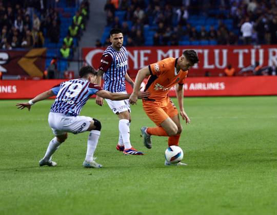 Trabzonspor v Basaksehir - Turkish Super Lig TRABZON, TURKIYE - OCTOBER 19: Serdar Guler (R) of Basaksehir in action during the Turkish Super Lig week 9th match between Trabzonspor and Basaksehir at Papara Park in Trabzon, Turkiye on October 19, 2024. Trabzon Turkey. Editorial use only. Please get in touch for any other usage.  Copyright: x2025xAnadoluxSeyitxAhmetxEksikx