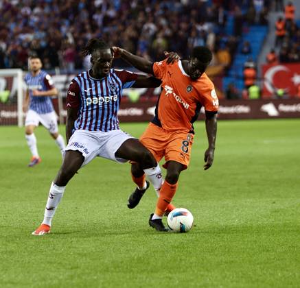 Trabzonspor v Basaksehir - Turkish Super Lig TRABZON, TURKIYE - OCTOBER 19: Batista Mendy (L) of Trabzonspor in action during the Turkish Super Lig week 9th match between Trabzonspor and Basaksehir at Papara Park in Trabzon, Turkiye on October 19, 2024. Trabzon Turkey. Editorial use only. Please get in touch for any other usage.  Copyright: x2025xAnadoluxSeyitxAhmetxEksikx