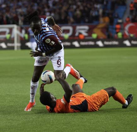Trabzonspor v Basaksehir - Turkish Super Lig TRABZON, TURKIYE - OCTOBER 19: Batista Mendy (L) of Trabzonspor in action during the Turkish Super Lig week 9th match between Trabzonspor and Basaksehir at Papara Park in Trabzon, Turkiye on October 19, 2024. Trabzon Turkey. Editorial use only. Please get in touch for any other usage.  Copyright: x2025xAnadoluxSeyitxAhmetxEksikx