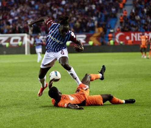 Trabzonspor v Basaksehir - Turkish Super Lig TRABZON, TURKIYE - OCTOBER 19: Batista Mendy (L) of Trabzonspor in action during the Turkish Super Lig week 9th match between Trabzonspor and Basaksehir at Papara Park in Trabzon, Turkiye on October 19, 2024. Trabzon Turkey. Editorial use only. Please get in touch for any other usage.  Copyright: x2025xAnadoluxSeyitxAhmetxEksikx