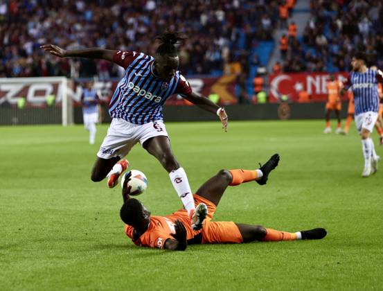 Trabzonspor v Basaksehir - Turkish Super Lig TRABZON, TURKIYE - OCTOBER 19: Batista Mendy (L) of Trabzonspor in action during the Turkish Super Lig week 9th match between Trabzonspor and Basaksehir at Papara Park in Trabzon, Turkiye on October 19, 2024. Trabzon Turkey. Editorial use only. Please get in touch for any other usage.  Copyright: x2025xAnadoluxSeyitxAhmetxEksikx