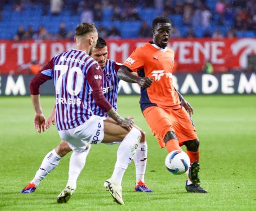 Trabzonspor v Basaksehir - Turkish Super Lig TRABZON, TURKIYE - OCTOBER 19: Olivier Kemen (R) of Basaksehir in action during the Turkish Super Lig week 9th match between Trabzonspor and Basaksehir at Papara Park in Trabzon, Turkiye on October 19, 2024. Trabzon Turkey. Editorial use only. Please get in touch for any other usage.  Copyright: x2025xAnadoluxSeyitxAhmetxEksikx