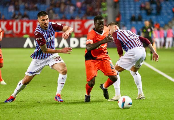 Trabzonspor v Basaksehir - Turkish Super Lig TRABZON, TURKIYE - OCTOBER 19: Olivier Kemen (C) of Basaksehir in action during the Turkish Super Lig week 9th match between Trabzonspor and Basaksehir at Papara Park in Trabzon, Turkiye on October 19, 2024. Trabzon Turkey. Editorial use only. Please get in touch for any other usage.  Copyright: x2025xAnadoluxSeyitxAhmetxEksikx