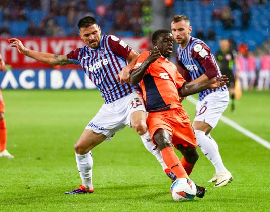 Trabzonspor v Basaksehir - Turkish Super Lig TRABZON, TURKIYE - OCTOBER 19: Olivier Kemen (C) of Basaksehir in action during the Turkish Super Lig week 9th match between Trabzonspor and Basaksehir at Papara Park in Trabzon, Turkiye on October 19, 2024. Trabzon Turkey. Editorial use only. Please get in touch for any other usage.  Copyright: x2025xAnadoluxSeyitxAhmetxEksikx