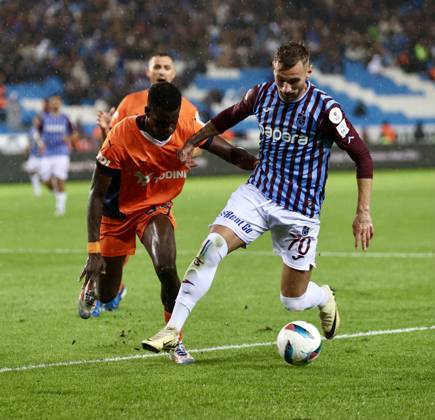 Trabzonspor v Basaksehir - Turkish Super Lig TRABZON, TURKIYE - OCTOBER 19: Denis Dragus (R) of Trabzonspor in action during the Turkish Super Lig week 9th match between Trabzonspor and Basaksehir at Papara Park in Trabzon, Turkiye on October 19, 2024. Trabzon Turkey. Editorial use only. Please get in touch for any other usage.  Copyright: x2025xAnadoluxSeyitxAhmetxEksikx