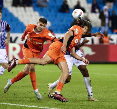 Trabzonspor v Basaksehir - Turkish Super Lig TRABZON, TURKIYE - OCTOBER 19: Players in action during the Turkish Super Lig week 9th match between Trabzonspor and Basaksehir at Papara Park in Trabzon, Turkiye on October 19, 2024. Trabzon Turkey. Editorial use only. Please get in touch for any other usage. Copyright: x2025xAnadoluxSeyitxAhmetxEksikx