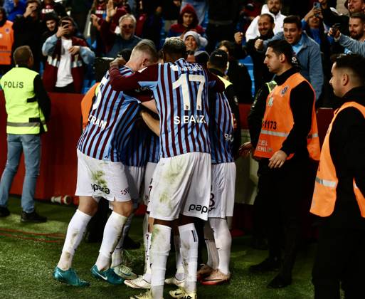 Trabzonspor v Basaksehir - Turkish Super Lig TRABZON, TURKIYE - OCTOBER 19: Edin Visca (7) of Trabzonspor celebrates with his teammates after scoring a goal during the Turkish Super Lig week 9th match between Trabzonspor and Basaksehir at Papara Park in Trabzon, Turkiye on October 19, 2024. Trabzon Turkey. Editorial use only. Please get in touch for any other usage.  Copyright: x2025xAnadoluxSeyitxAhmetxEksikx