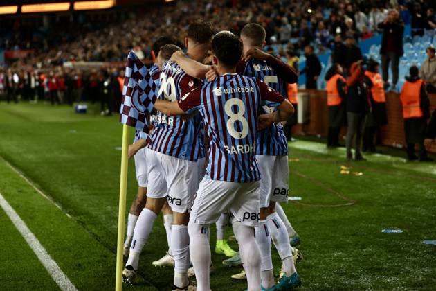Trabzonspor v Basaksehir - Turkish Super Lig TRABZON, TURKIYE - OCTOBER 19: Edin Visca (7) of Trabzonspor celebrates with his teammates after scoring a goal during the Turkish Super Lig week 9th match between Trabzonspor and Basaksehir at Papara Park in Trabzon, Turkiye on October 19, 2024. Trabzon Turkey. Editorial use only. Please get in touch for any other usage.  Copyright: x2025xAnadoluxSeyitxAhmetxEksikx