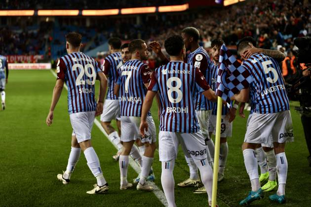 Trabzonspor v Basaksehir - Turkish Super Lig TRABZON, TURKIYE - OCTOBER 19: Edin Visca (7) of Trabzonspor celebrates with his teammates after scoring a goal during the Turkish Super Lig week 9th match between Trabzonspor and Basaksehir at Papara Park in Trabzon, Turkiye on October 19, 2024. Trabzon Turkey. Editorial use only. Please get in touch for any other usage.  Copyright: x2025xAnadoluxSeyitxAhmetxEksikx