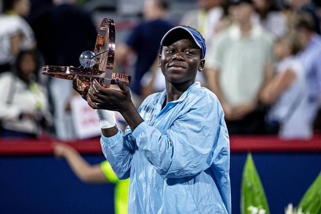 Victoria Mboko ( Canada ) apres son premier sacre de sa carriere au tournoi WTA, Tennis Damen Masters 1000 de MontrÃ al au court central IGA face Ã Naomi Osaka ( Japon ). TENNIS WTA 1000 NATIONAL BANK OPEN 2025 FINALE MBOKO OSAKA IGA STADIUM MONTREAL CANADA 07 08 2025 Montassar Yazidi PRESSE SPORTS MONTREAL IGA STADIUM Canada GermanyxJapanxUKxFrancexBelgiumxOUT Copyright: xMontassarxYazidi PRESSExSPORTSx
